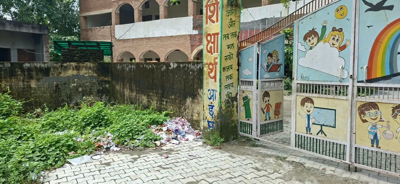 स्कूल में गंदा पानी आने पर बाहर सड़क पर लगे हैंडपंप से पानी भरते बच्चे। संवाद स्कूल में गंदा पानी आने पर बाहर सड़क पर लगे हैंडपंप से पानी भरते बच्चे। संवाद