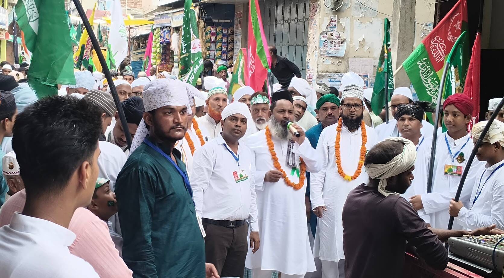 सुखपुरा में वाराबफात पर्व पर निकाली गई जुलूस में शामिल लोग।संवाद