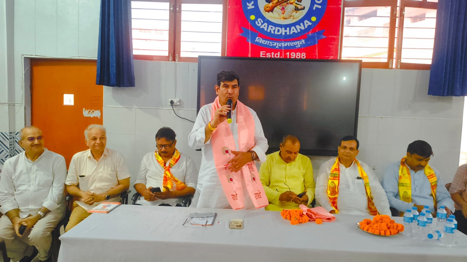 सरधना। केके पब्लिक स्कूल में आयोजित शिक्षक सम्मेलन को संबोधित करते एमएलसी श्रीचंद शर्मा। संव सरधना। केके पब्लिक स्कूल में आयोजित शिक्षक सम्मेलन को संबोधित करते एमएलसी श्रीचंद शर्मा। संव