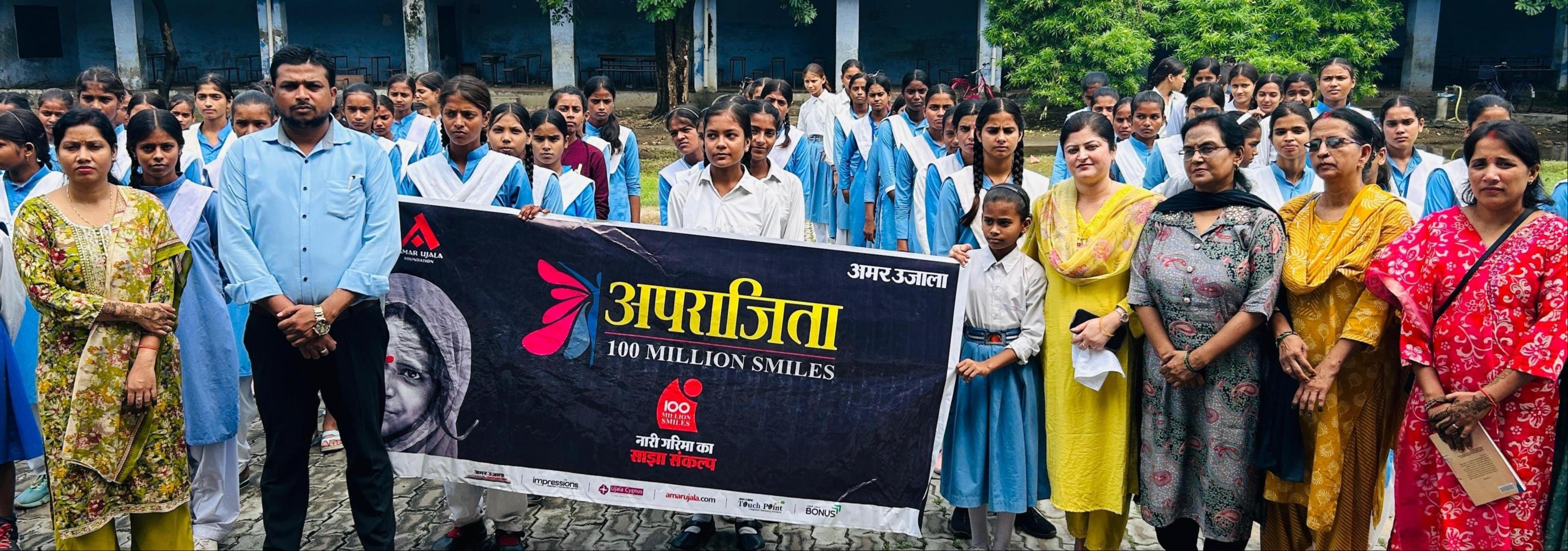 सरयू प्रसाद कन्या पाठशाला में आयोजित कार्यक्रम में छात्राओं को पुस्तक देकर सम्मानित करते महिला सरयू प्रसाद कन्या पाठशाला में आयोजित कार्यक्रम में छात्राओं को पुस्तक देकर सम्मानित करते महिला