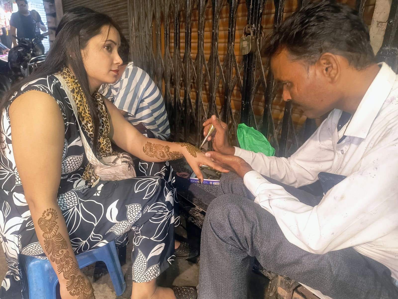 सदर बाजार में गिफ्ट की दुकान पर फैंसी राखियां पसंद करतीं बहने। संवाद सदर बाजार में गिफ्ट की दुकान पर फैंसी राखियां पसंद करतीं बहने। संवाद