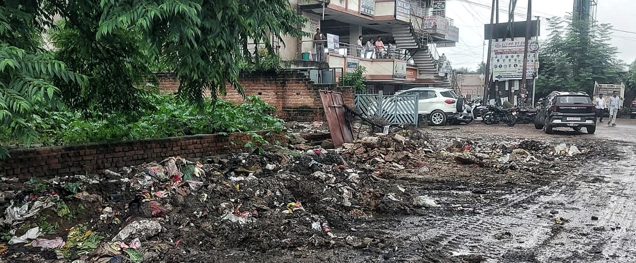 शहर के अलग-अलग जगहों पर पड़ा कूड़ा।