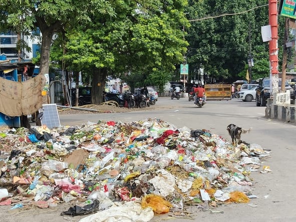 शहर के अलग-अलग जगहों पर पड़ा कूड़ा।