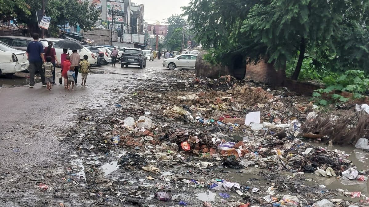 शहर के अलग-अलग जगहों पर पड़ा कूड़ा।