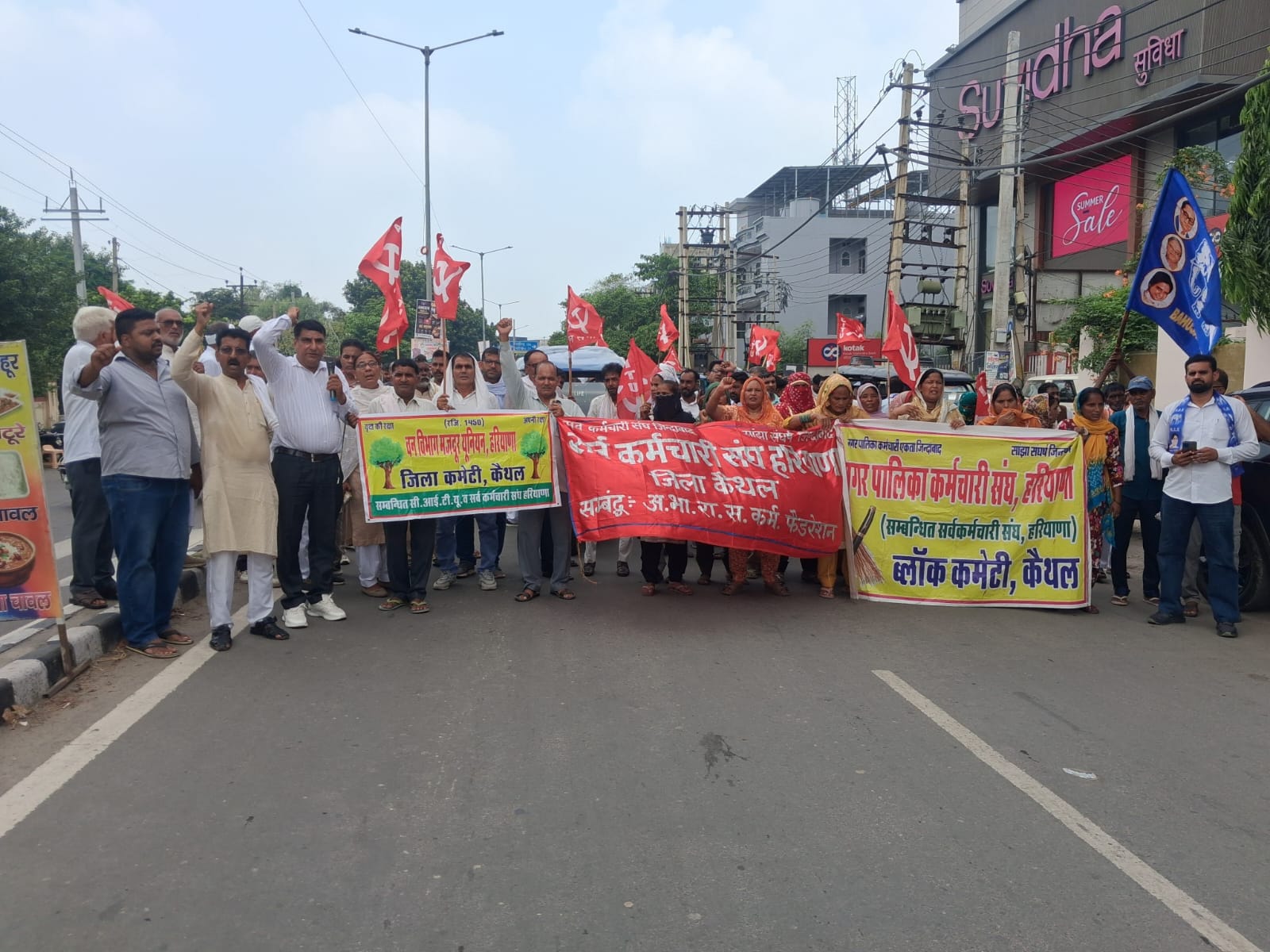 शहर के जाट कालेज के सामने पड़ी गंदगी। संवाद