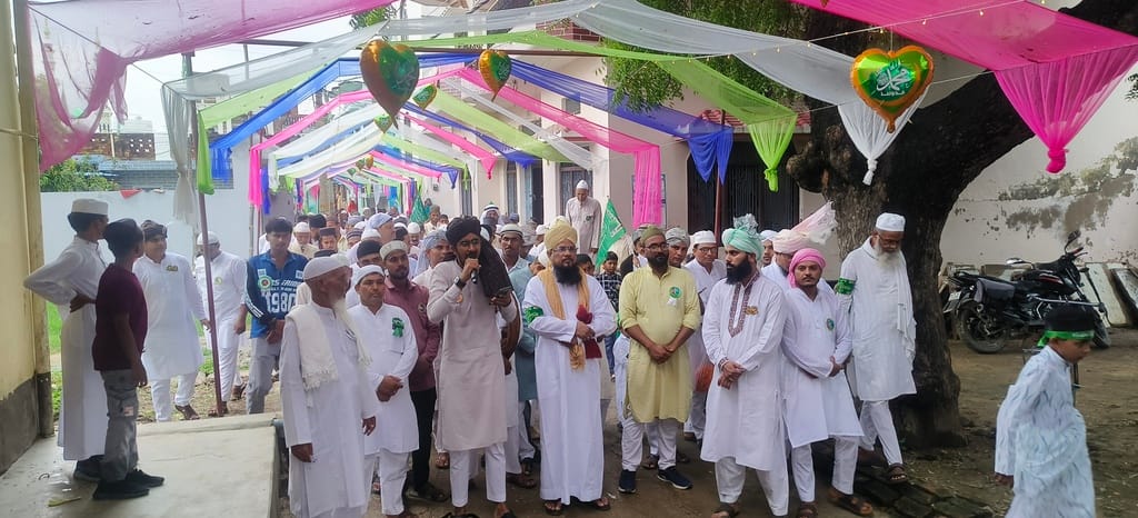 शहर के मिश्रबाजार से निकली बारावफात के जुलूस में शामिल लोग। संवाद शहर के मिश्रबाजार से निकली बारावफात के जुलूस में शामिल लोग। संवाद
