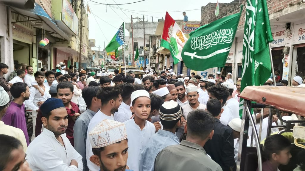 शहर के मिश्रबाजार से निकली बारावफात के जुलूस में शामिल लोग। संवाद शहर के मिश्रबाजार से निकली बारावफात के जुलूस में शामिल लोग। संवाद