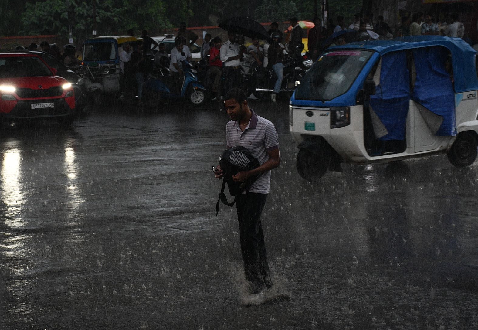 शहर में जलभराव और पिकनिक स्पॉट रोड पर धंसी सड़क। शहर में जलभराव और पिकनिक स्पॉट रोड पर धंसी सड़क।