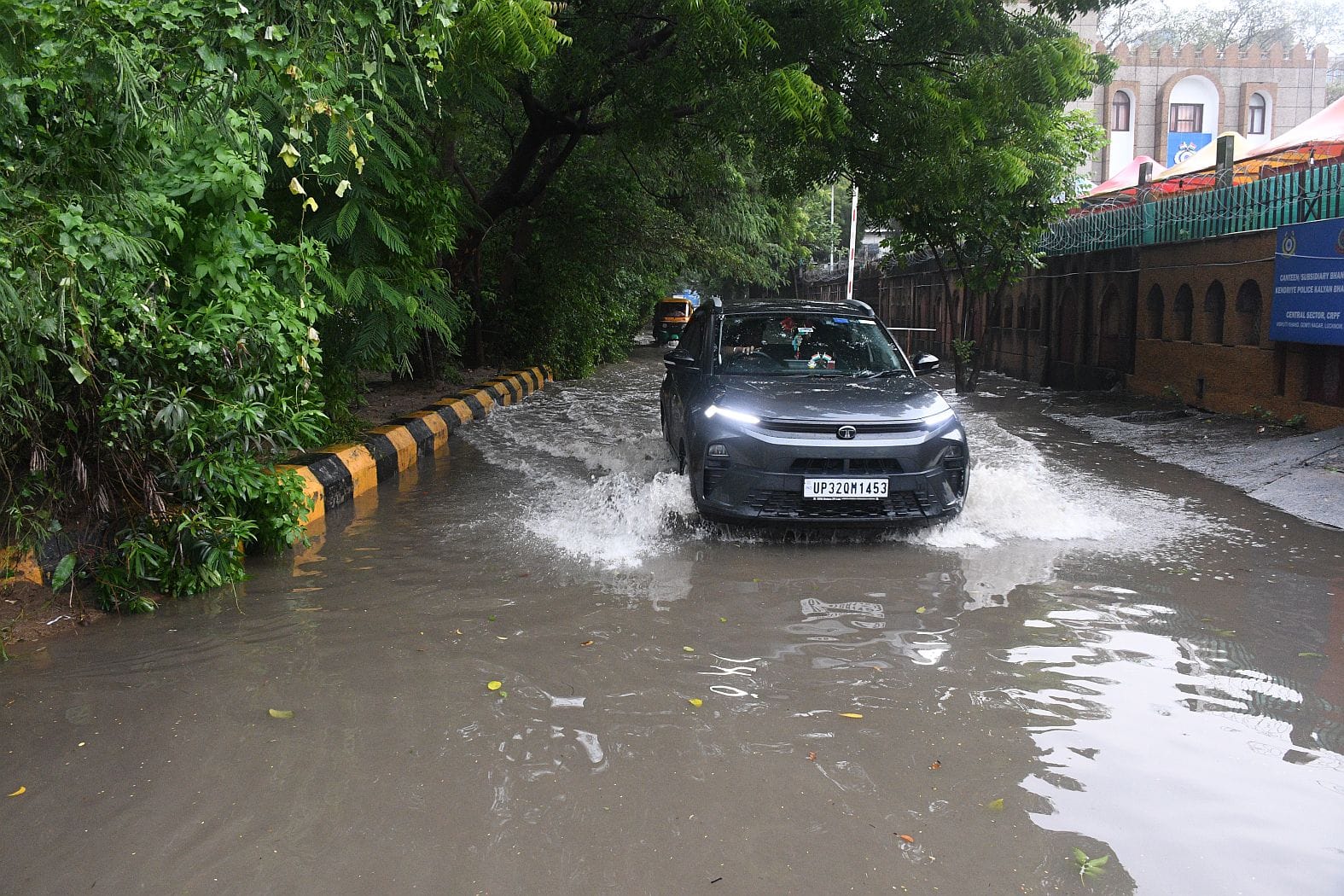 शहर में जलभराव और पिकनिक स्पॉट रोड पर धंसी सड़क। शहर में जलभराव और पिकनिक स्पॉट रोड पर धंसी सड़क।