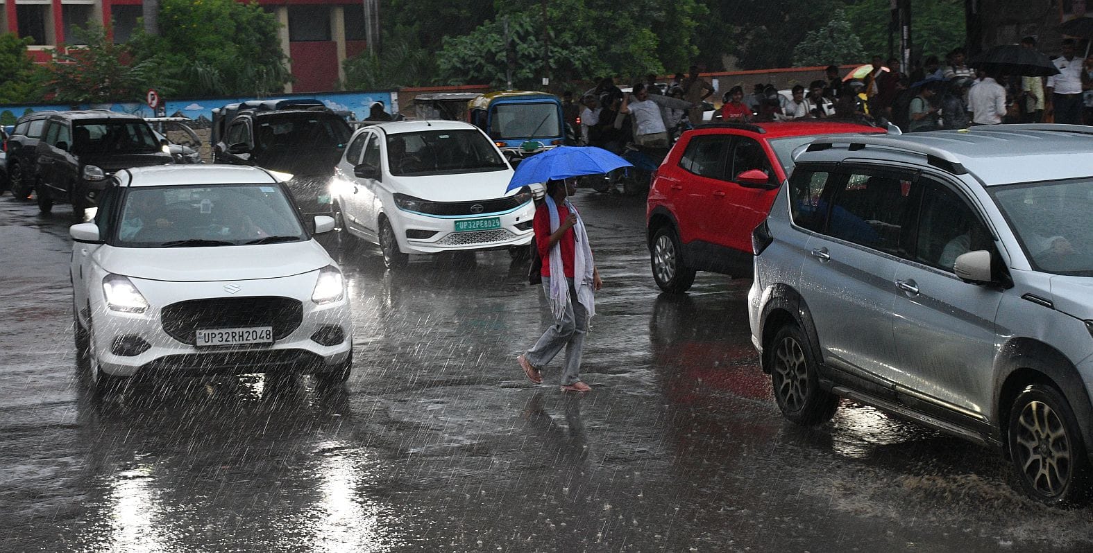 शहर में जलभराव और पिकनिक स्पॉट रोड पर धंसी सड़क। शहर में जलभराव और पिकनिक स्पॉट रोड पर धंसी सड़क।