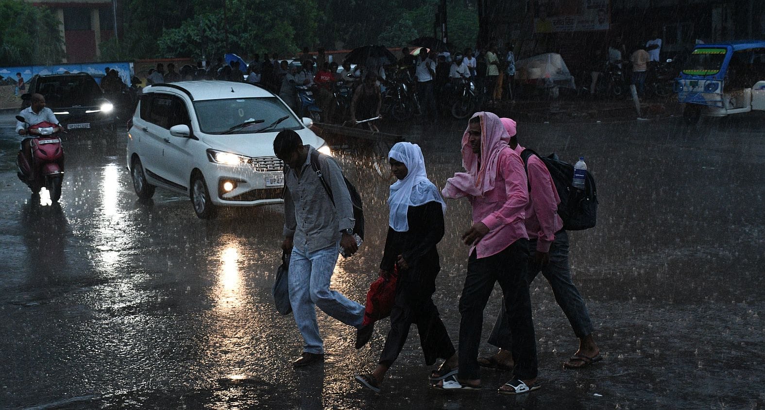 शहर में जलभराव और पिकनिक स्पॉट रोड पर धंसी सड़क। शहर में जलभराव और पिकनिक स्पॉट रोड पर धंसी सड़क।