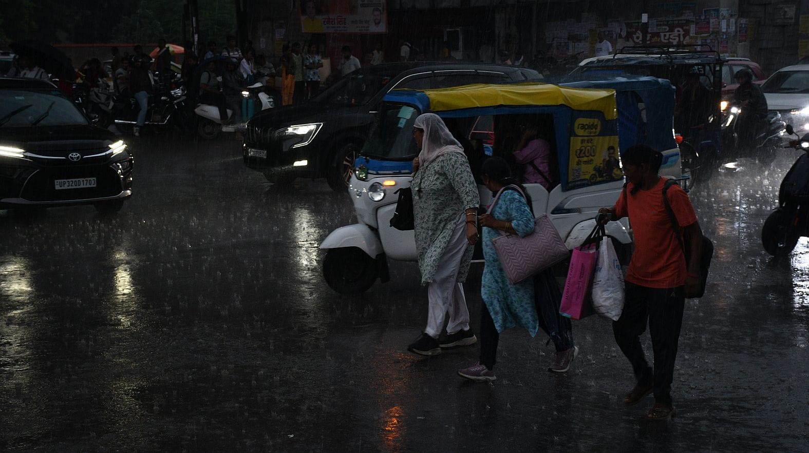 शहर में जलभराव और पिकनिक स्पॉट रोड पर धंसी सड़क। शहर में जलभराव और पिकनिक स्पॉट रोड पर धंसी सड़क।
