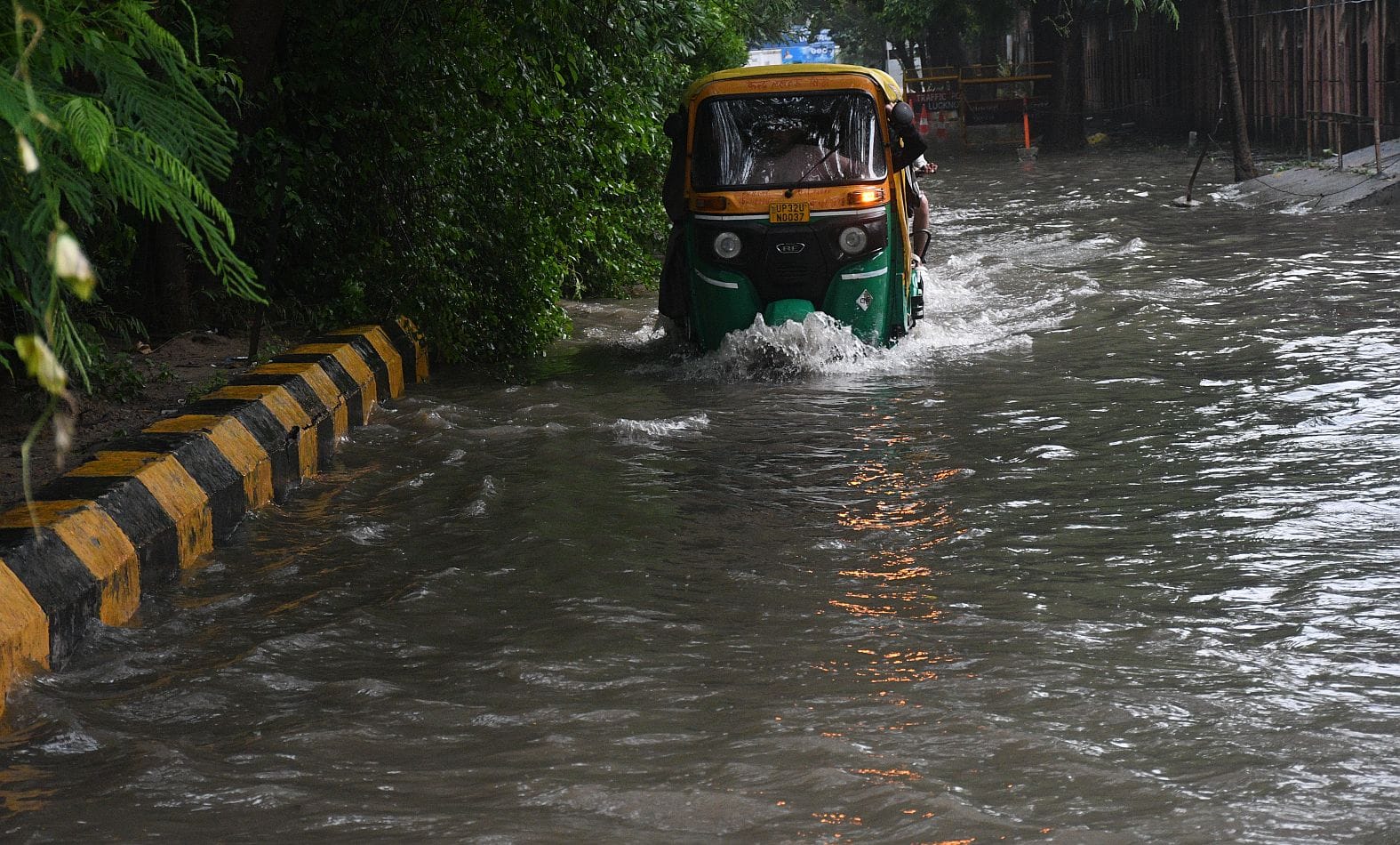 शहर में जलभराव और पिकनिक स्पॉट रोड पर धंसी सड़क। शहर में जलभराव और पिकनिक स्पॉट रोड पर धंसी सड़क।