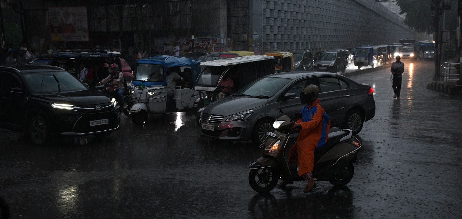 शहर में जलभराव और पिकनिक स्पॉट रोड पर धंसी सड़क। शहर में जलभराव और पिकनिक स्पॉट रोड पर धंसी सड़क।