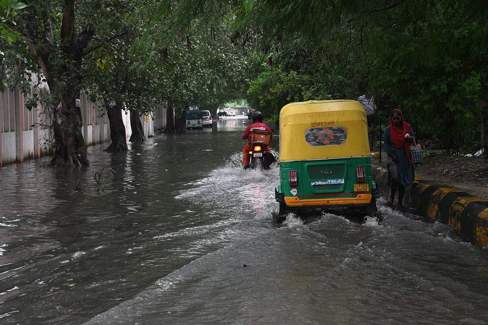शहर में जलभराव और पिकनिक स्पॉट रोड पर धंसी सड़क। शहर में जलभराव और पिकनिक स्पॉट रोड पर धंसी सड़क।