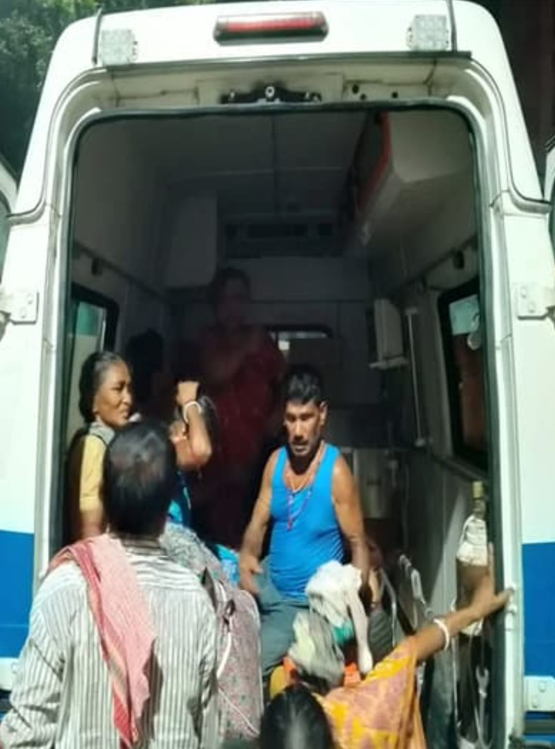 दुर्घटनास्थल, दुर्घटनाग्रस्त बस व घायलों को इलाज के लिए ले जाता एंबुलेंस