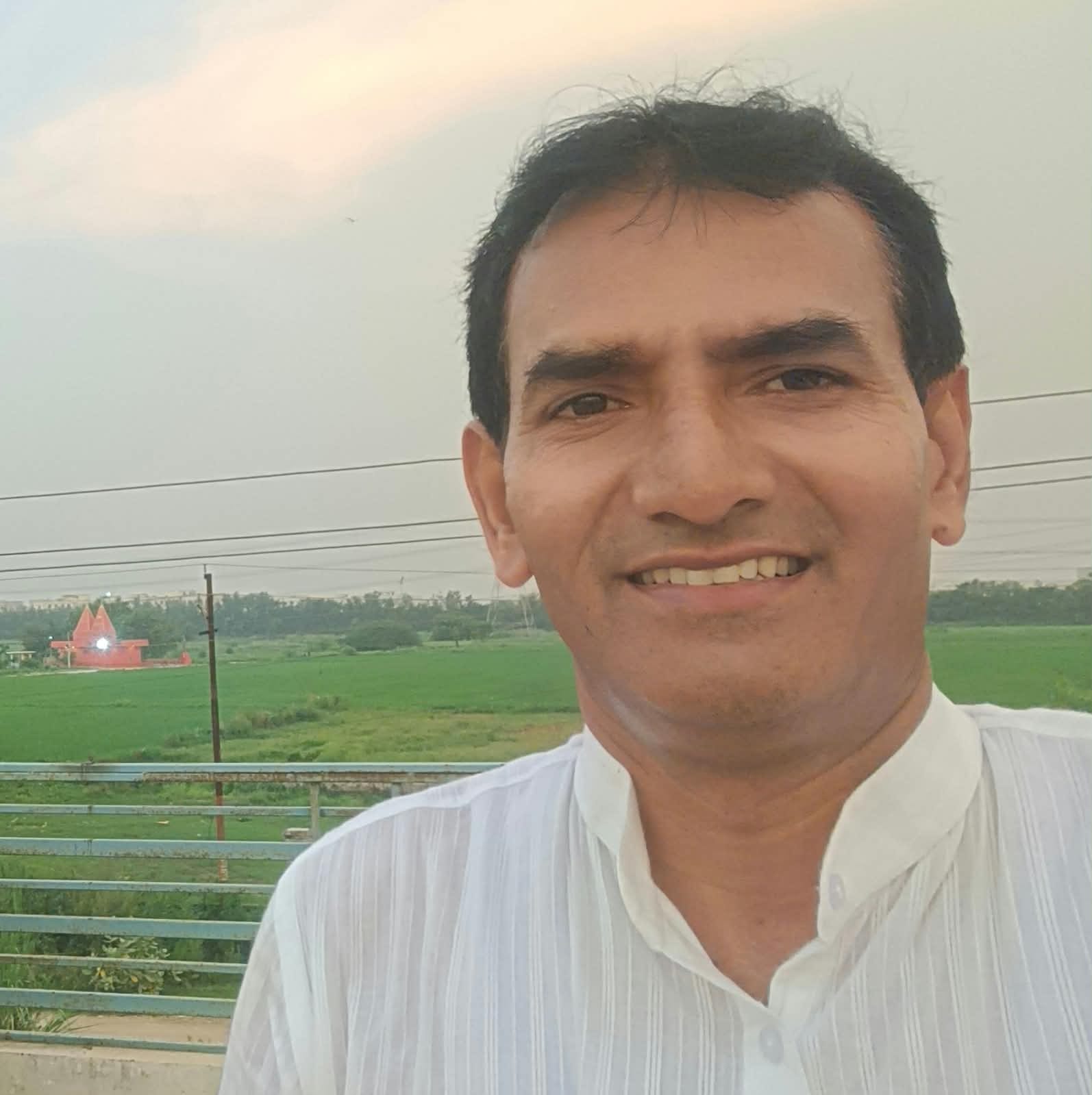 दयानतपुर गांव में किसान जमीन के मुआवजे को लेकर किसानों का अनिश्चितकालीन धरना प्रदर्शन जारी। अमर