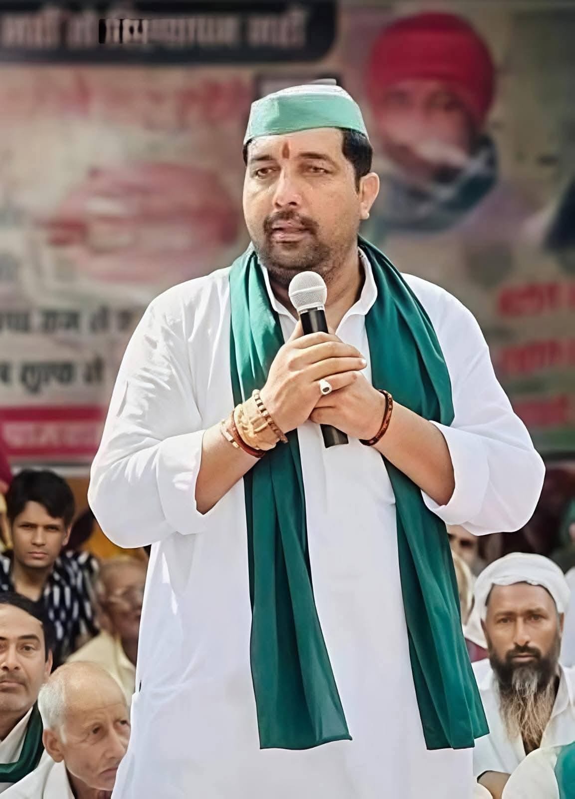 दयानतपुर गांव में किसान जमीन के मुआवजे को लेकर किसानों का अनिश्चितकालीन धरना प्रदर्शन जारी। अमर