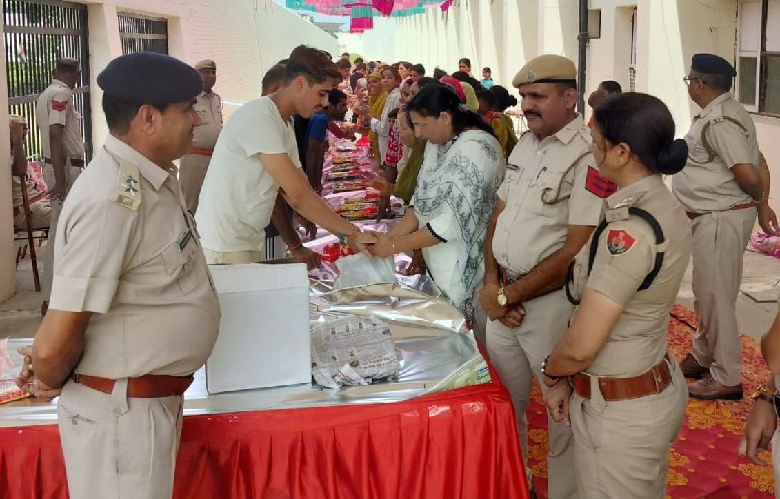11-गोकर्ण तीर्थ स्थित लक्ष्मणपुरी डेरे में उपाचार्य महामंडलेश्वर बाबा कपलिपुरी को राखी  बां