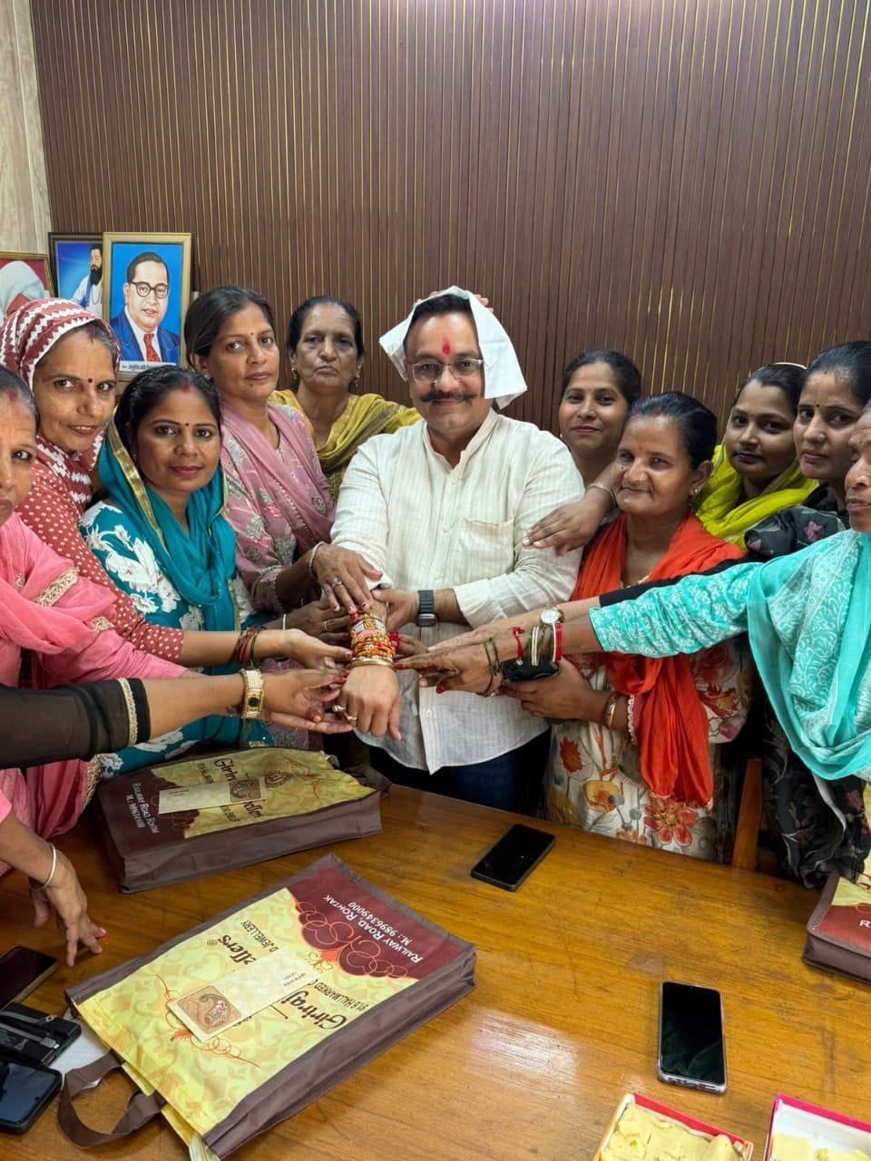 11-गोकर्ण तीर्थ स्थित लक्ष्मणपुरी डेरे में उपाचार्य महामंडलेश्वर बाबा कपलिपुरी को राखी  बां
