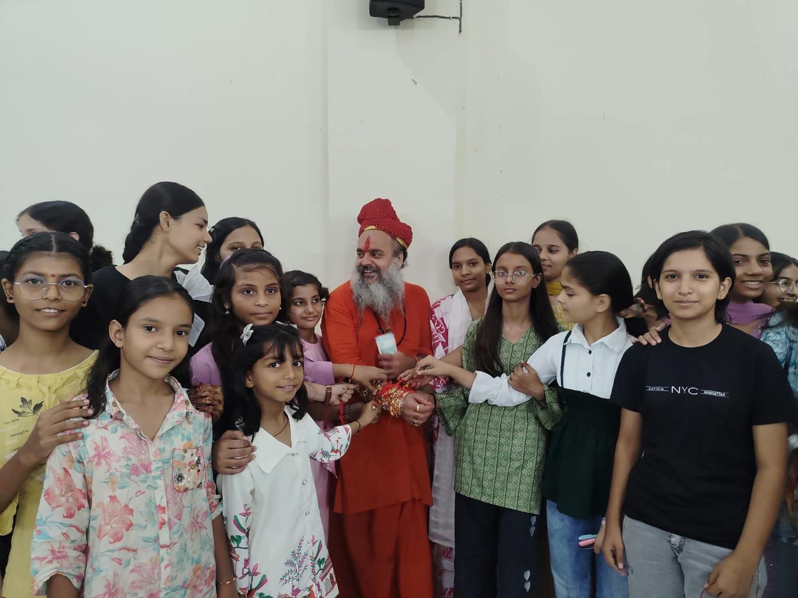 11-गोकर्ण तीर्थ स्थित लक्ष्मणपुरी डेरे में उपाचार्य महामंडलेश्वर बाबा कपलिपुरी को राखी  बां