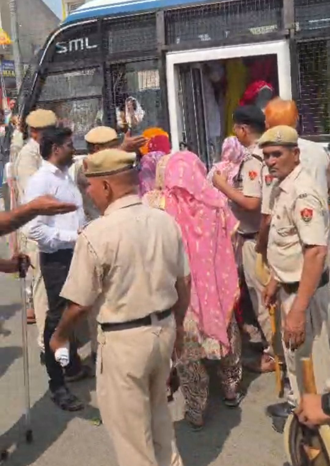 27जेएनडी13: शहर के पटियाला चौक क्षेत्र से कूड़ा उठाते हुए नगर परिषद की तरफ से लगाए गए कर्मचारी। 27जेएनडी13: शहर के पटियाला चौक क्षेत्र से कूड़ा उठाते हुए नगर परिषद की तरफ से लगाए गए कर्मचारी।