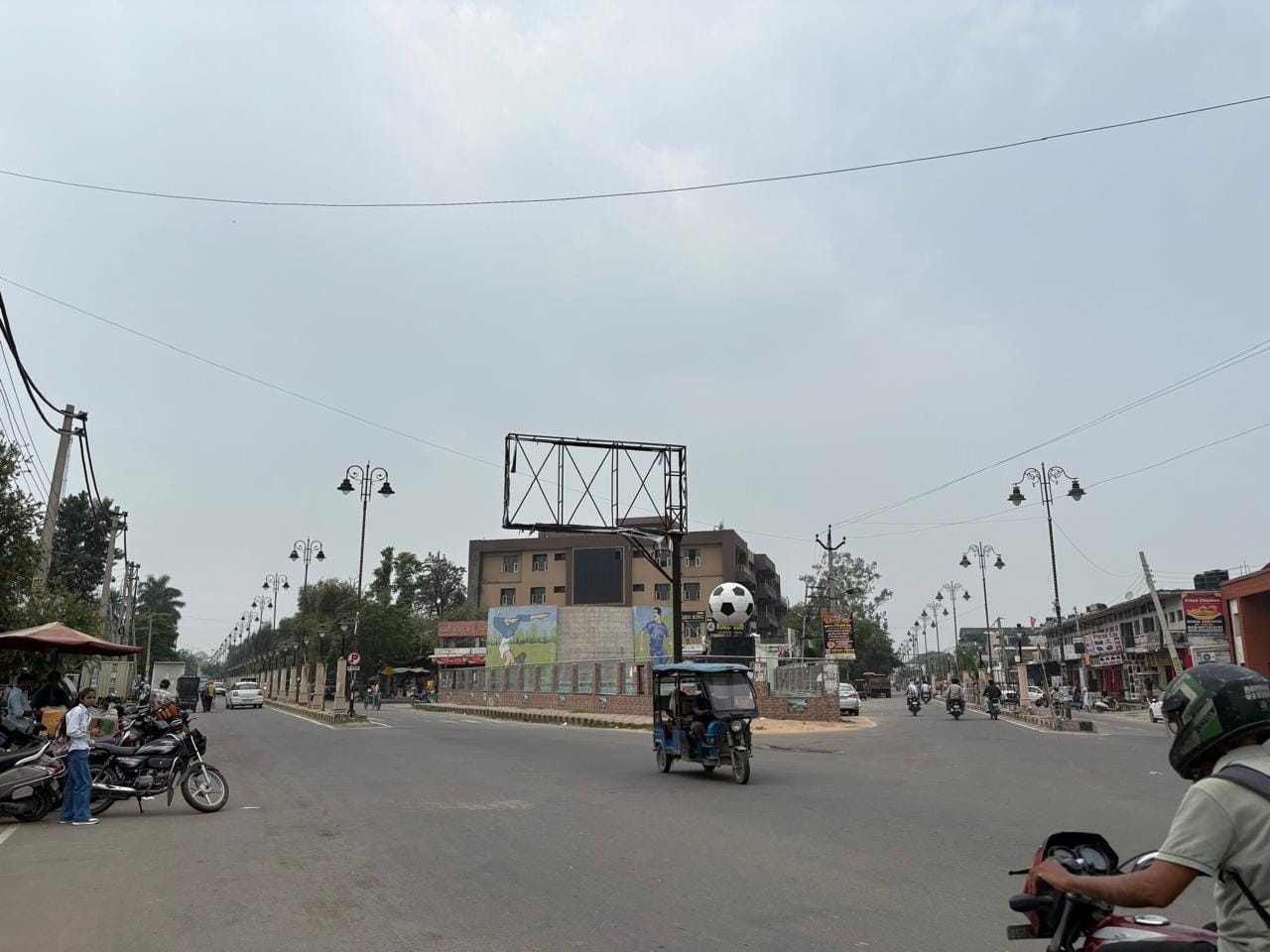अंबाला कैंट में रेलवे रोड पर लगी फैंसी लाइट्स पर चस्पा पोस्टर। संवाद