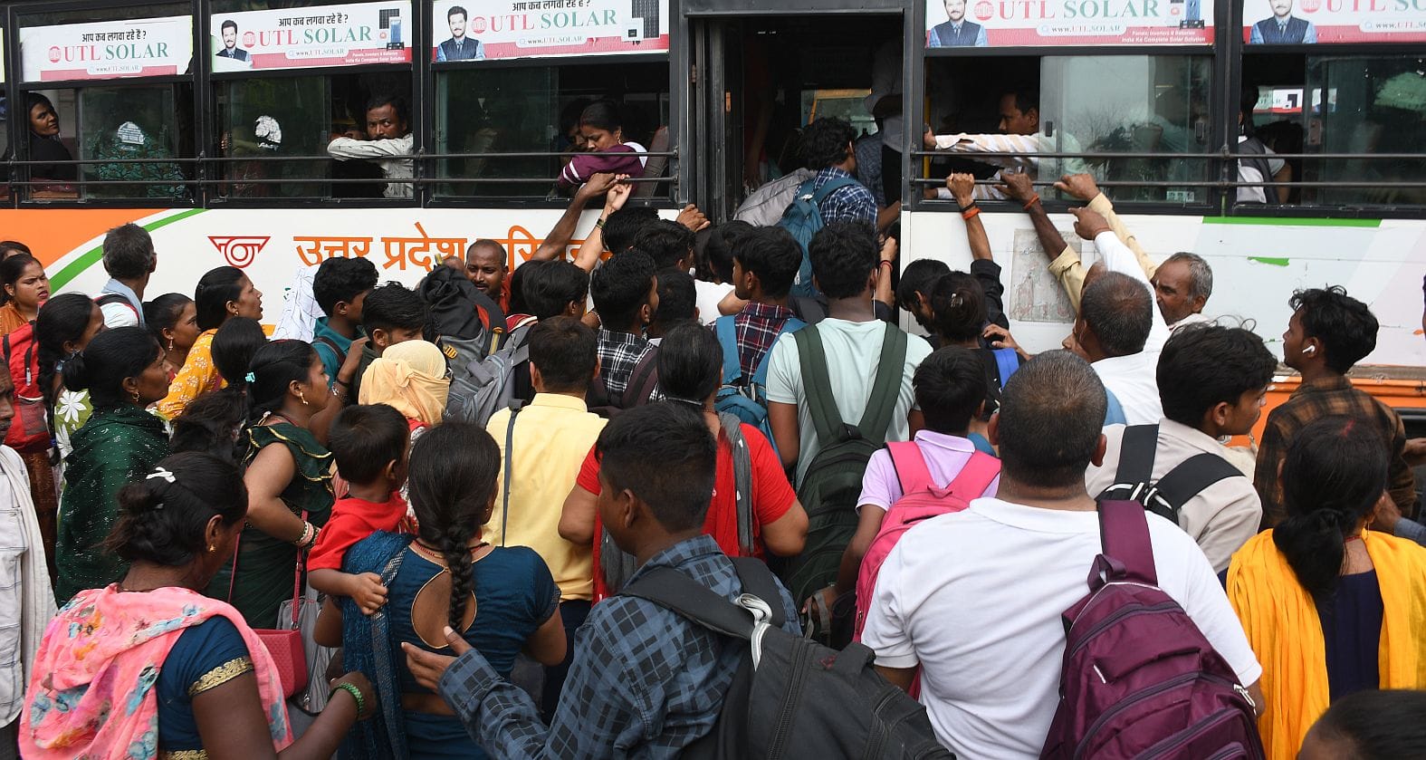 अवध बस अड्डे पर बृहस्पतिवार को यात्रियों की भीड़ उमड़ पड़ी। बस में बैठने के लिए लोगों को धक्का अवध बस अड्डे पर बृहस्पतिवार को यात्रियों की भीड़ उमड़ पड़ी। बस में बैठने के लिए लोगों को धक्का