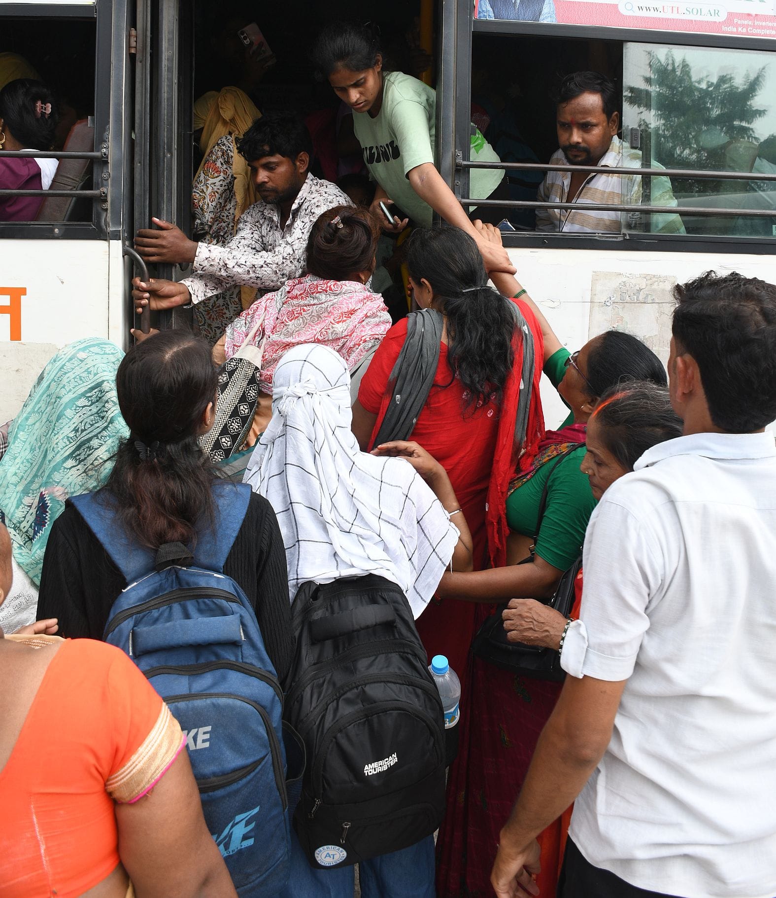 अवध बस अड्डे पर बृहस्पतिवार को यात्रियों की भीड़ उमड़ पड़ी। बस में बैठने के लिए लोगों को धक्का अवध बस अड्डे पर बृहस्पतिवार को यात्रियों की भीड़ उमड़ पड़ी। बस में बैठने के लिए लोगों को धक्का