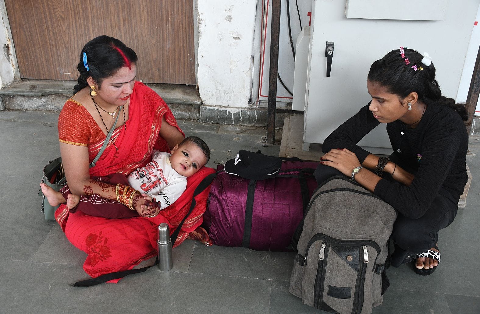 अवध बस अड्डे पर बृहस्पतिवार को यात्रियों की भीड़ उमड़ पड़ी। बस में बैठने के लिए लोगों को धक्का अवध बस अड्डे पर बृहस्पतिवार को यात्रियों की भीड़ उमड़ पड़ी। बस में बैठने के लिए लोगों को धक्का