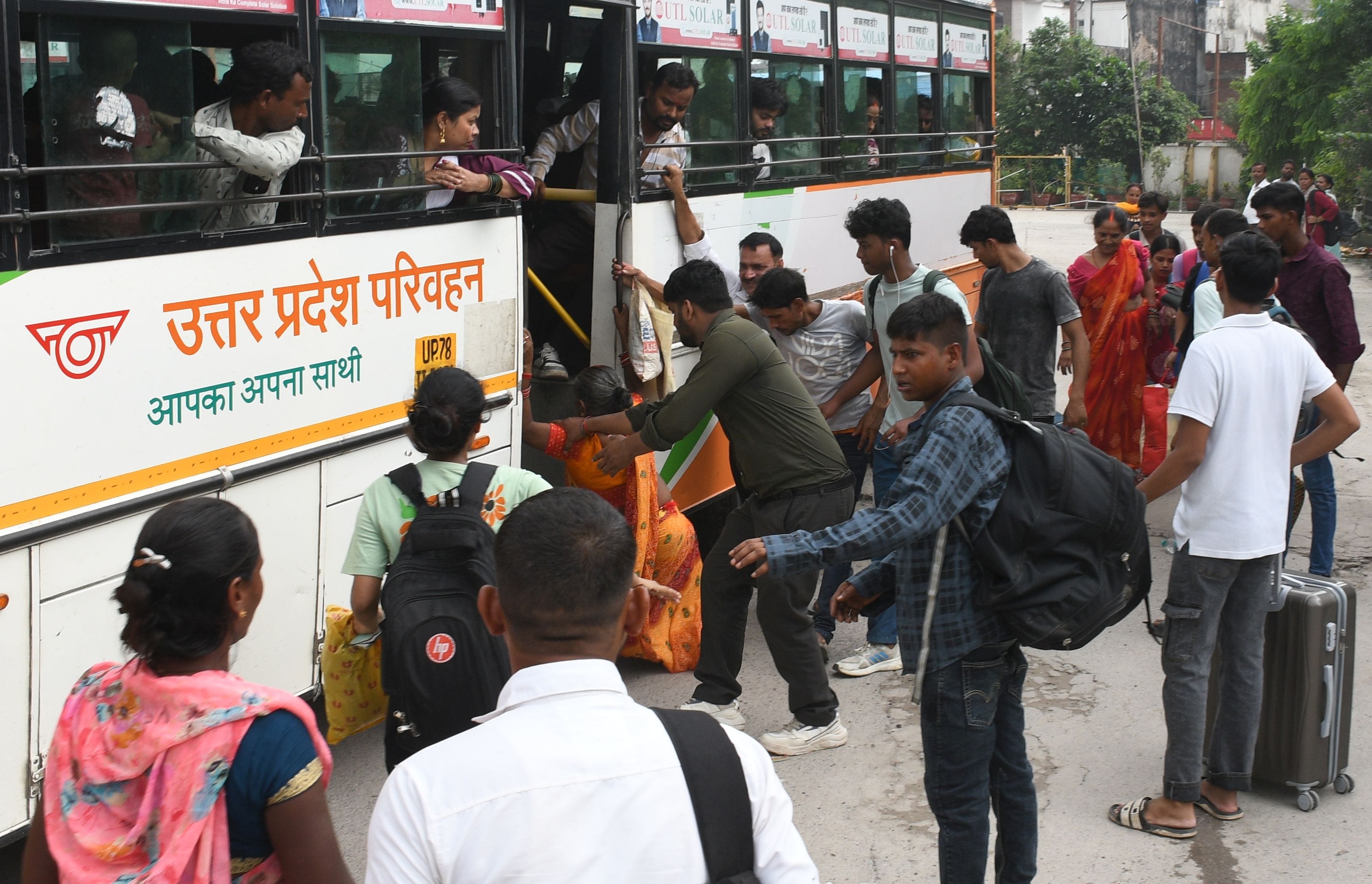 अवध बस अड्डे पर बृहस्पतिवार को यात्रियों की भीड़ उमड़ पड़ी। बस में बैठने के लिए लोगों को धक्का अवध बस अड्डे पर बृहस्पतिवार को यात्रियों की भीड़ उमड़ पड़ी। बस में बैठने के लिए लोगों को धक्का