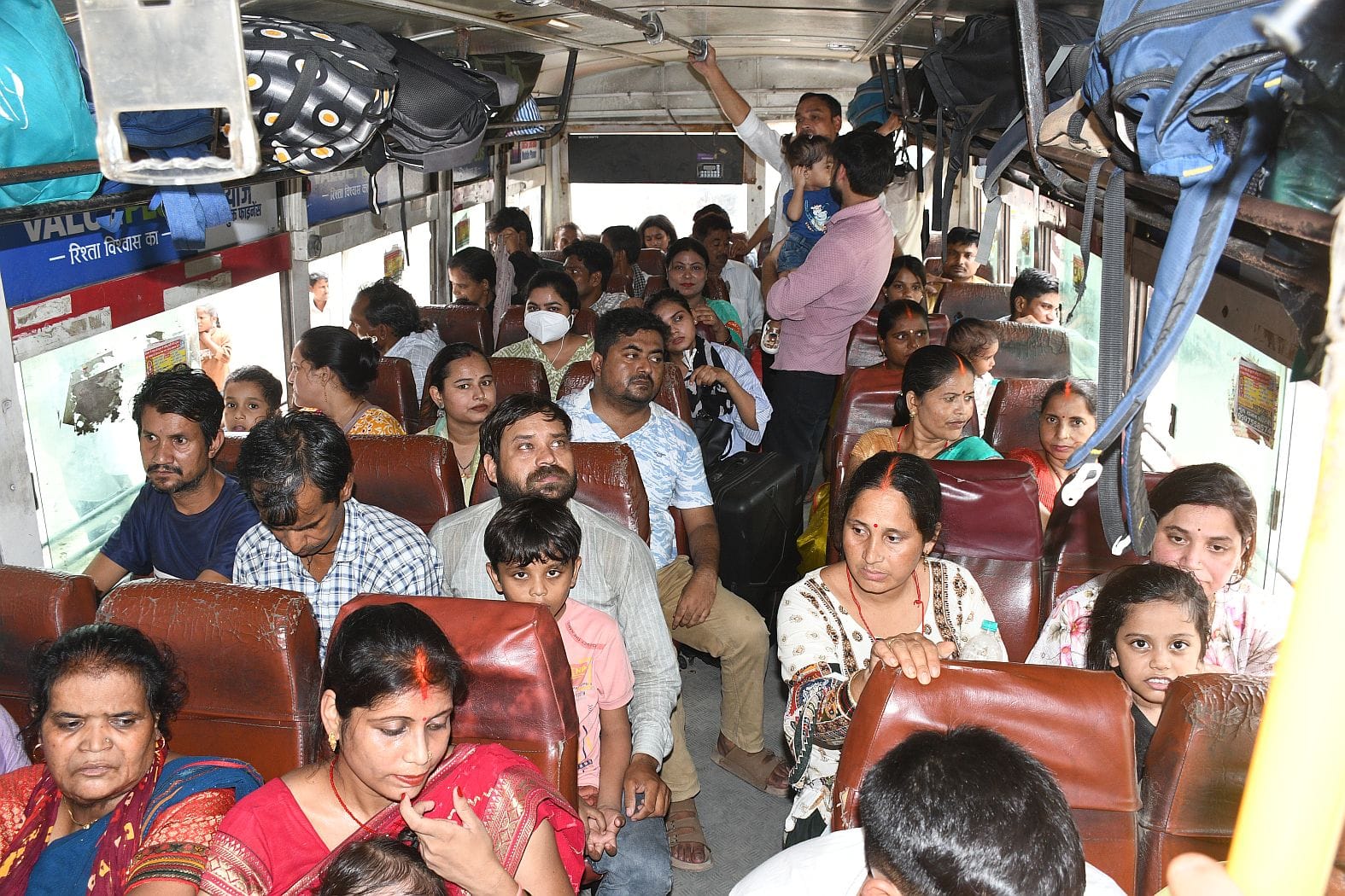 अवध बस अड्डे पर बृहस्पतिवार को यात्रियों की भीड़ उमड़ पड़ी। बस में बैठने के लिए लोगों को धक्का अवध बस अड्डे पर बृहस्पतिवार को यात्रियों की भीड़ उमड़ पड़ी। बस में बैठने के लिए लोगों को धक्का