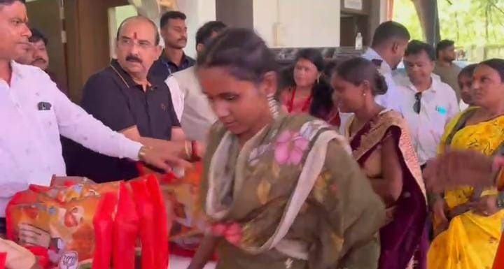 भाई-बहन के प्रेम का सैलाब, मंत्री को 11 हजार बहनों ने बांधी राखी