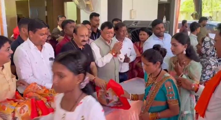 भाई-बहन के प्रेम का सैलाब, मंत्री को 11 हजार बहनों ने बांधी राखी