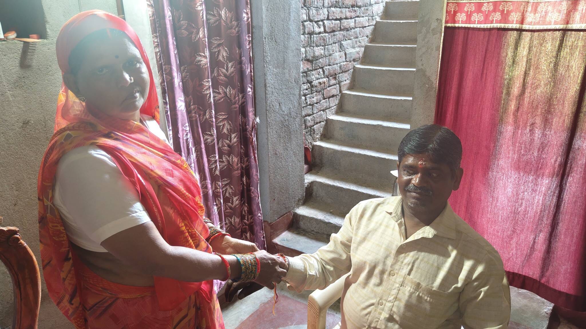 भाई को राखी बांधती बहन भाई को राखी बांधती बहन