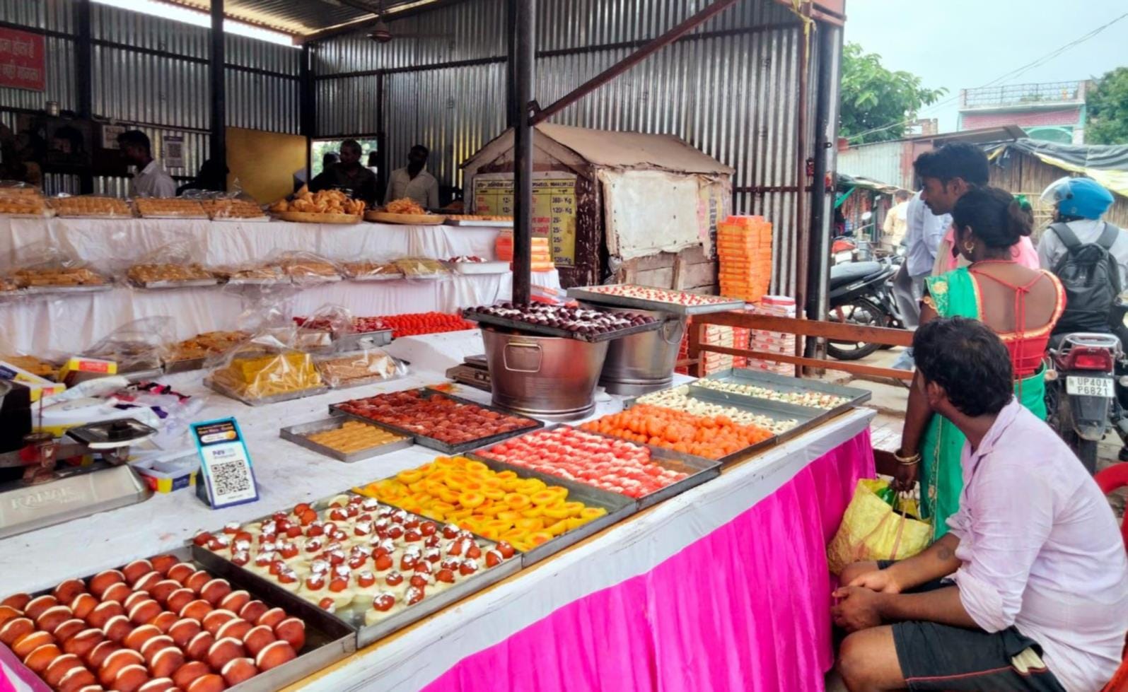 भिनगा में तहसील के पास सजी मिठाई की दुकान।
