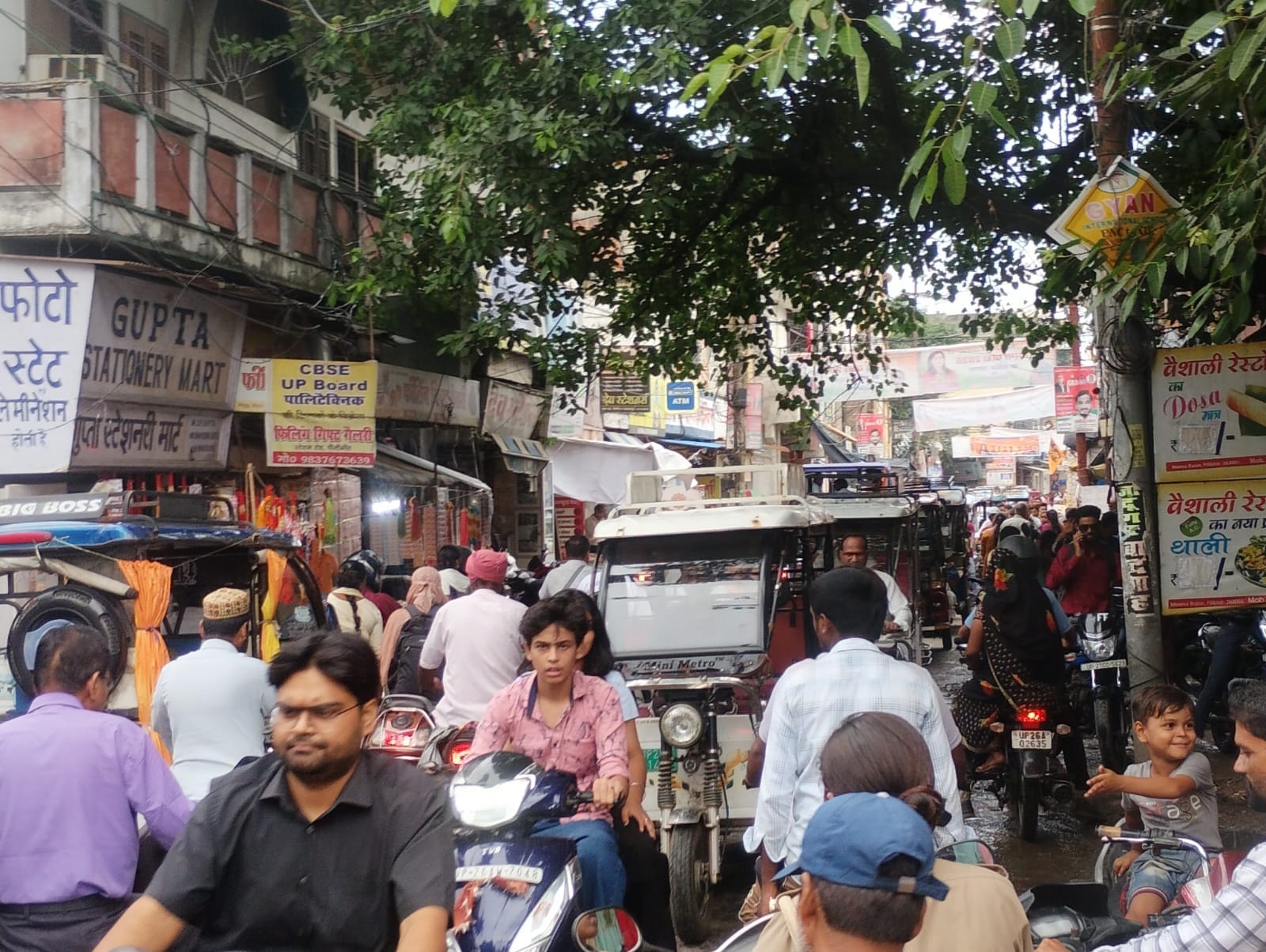बाजार में राखियां पसंद करती महिलाएं। संवाद बाजार में राखियां पसंद करती महिलाएं। संवाद