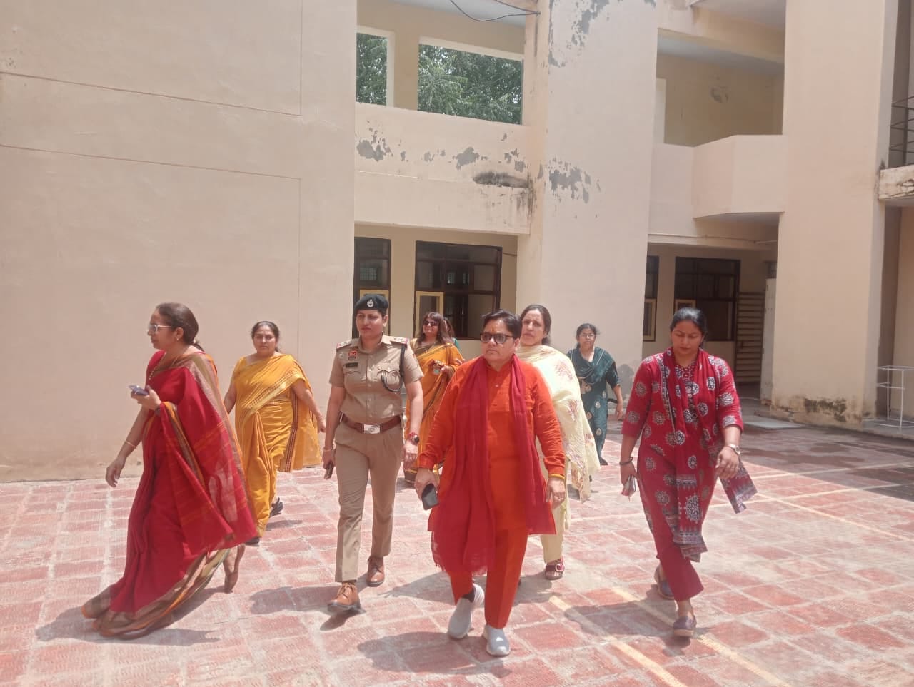 बुजुर्ग का हालचाल लेतीं हरियाणा राज्य महिला आयोग की सदस्य सुनीता लोहचब। संवाद