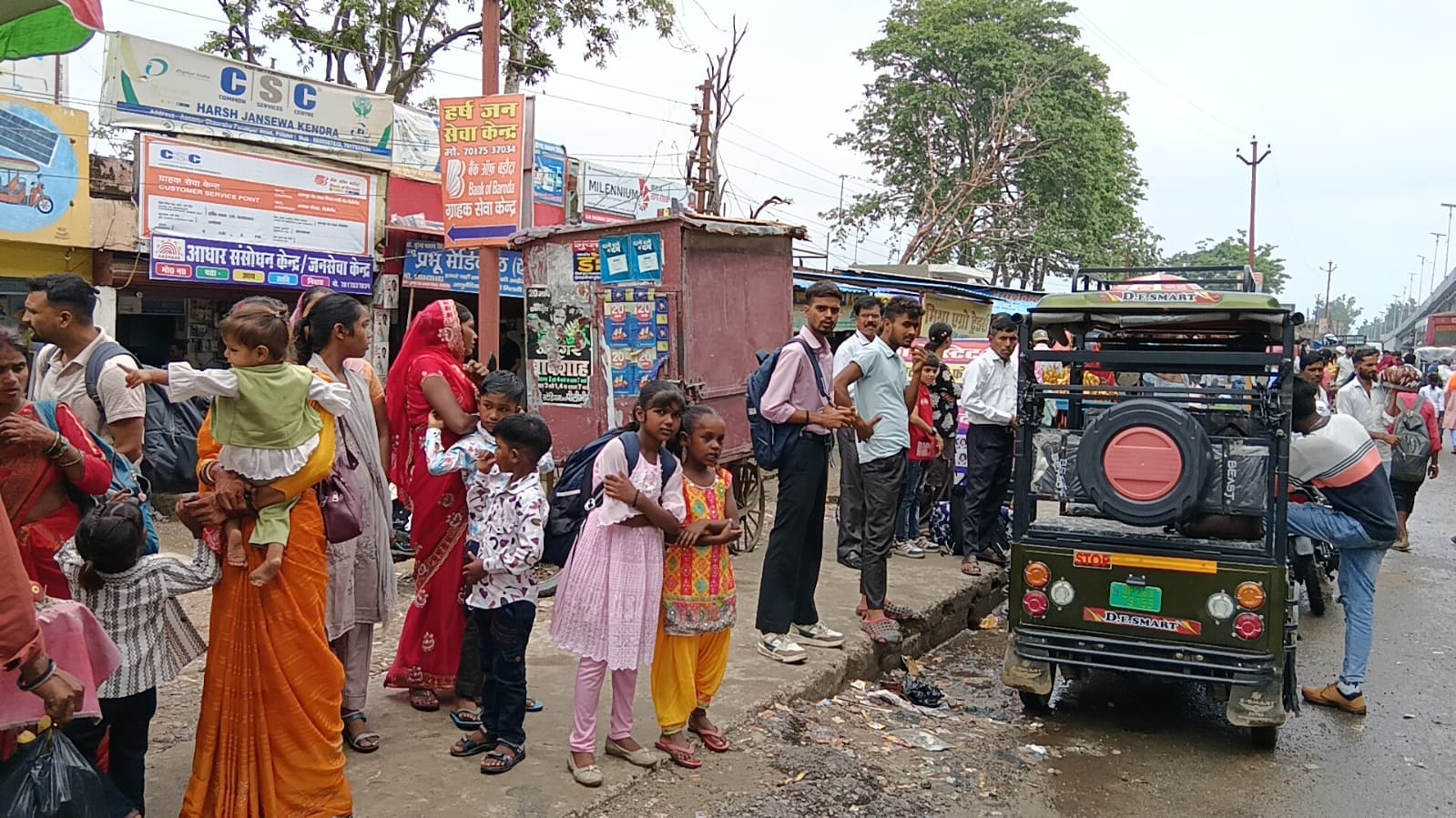 बस न मिलने पर डग्गामार वाहन में बैठी सवारियां। संवाद बस न मिलने पर डग्गामार वाहन में बैठी सवारियां। संवाद