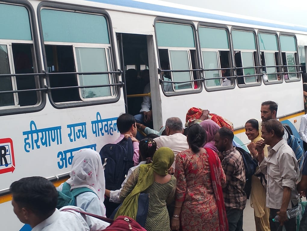 बस स्टैंड पर बस के इंतजार में खड़े यात्री। संवाद बस स्टैंड पर बस के इंतजार में खड़े यात्री। संवाद