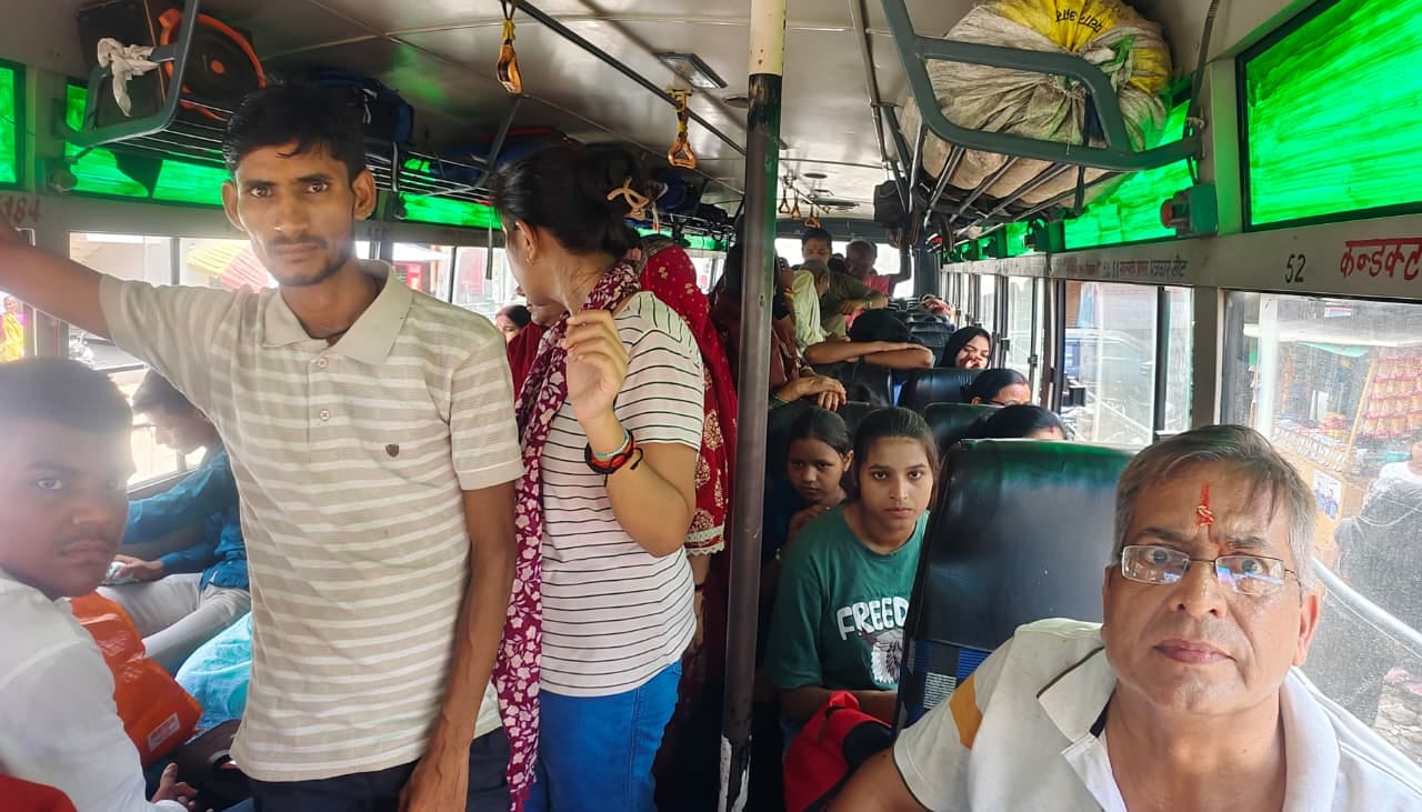 बस स्टेशन पर लगी महिलाओं की भीड़। संवाद बस स्टेशन पर लगी महिलाओं की भीड़। संवाद