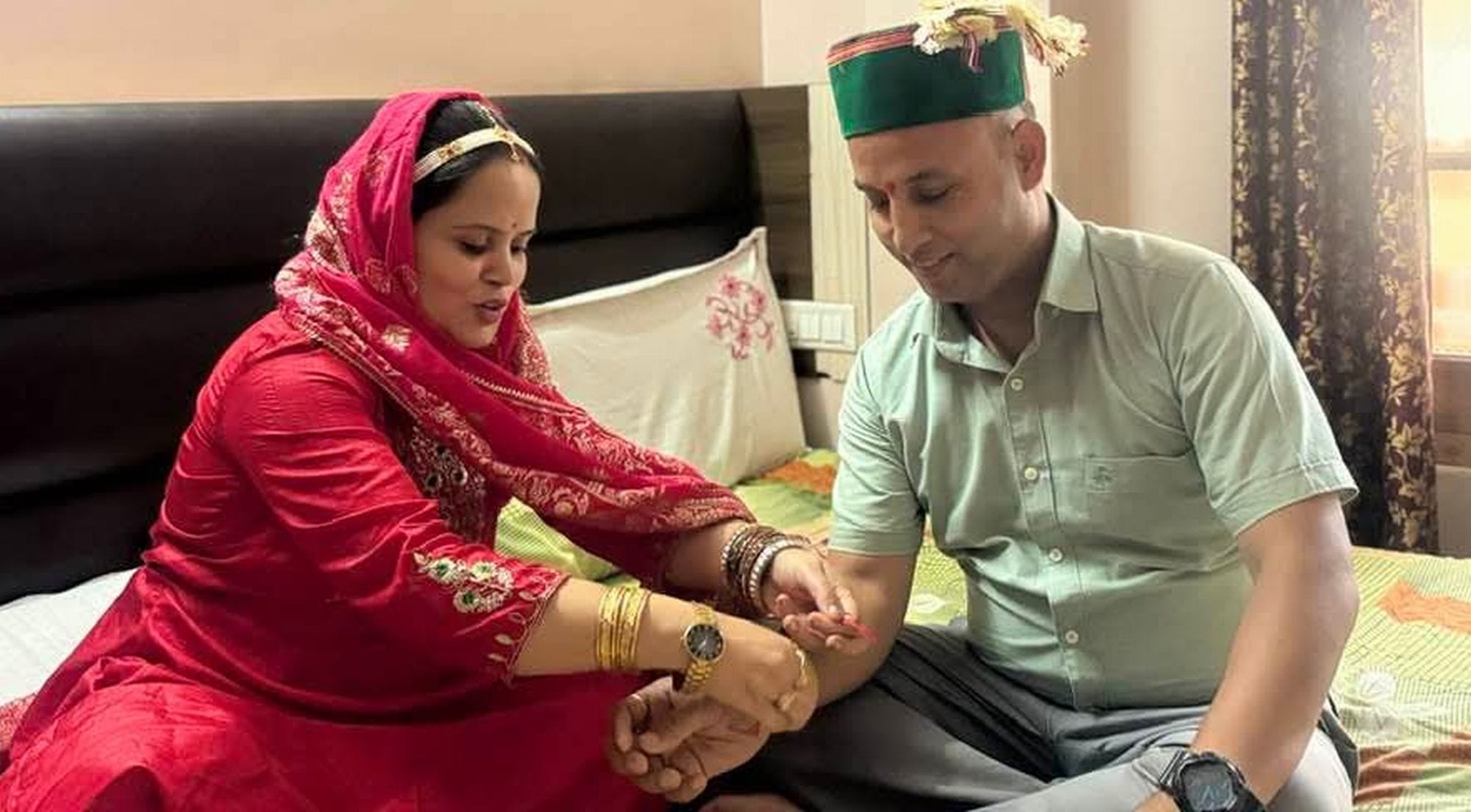 चंबा में रक्षाबंधन के अवसर पर भाई को टीका लगवाती बहन।संवाद चंबा में रक्षाबंधन के अवसर पर भाई को टीका लगवाती बहन।संवाद