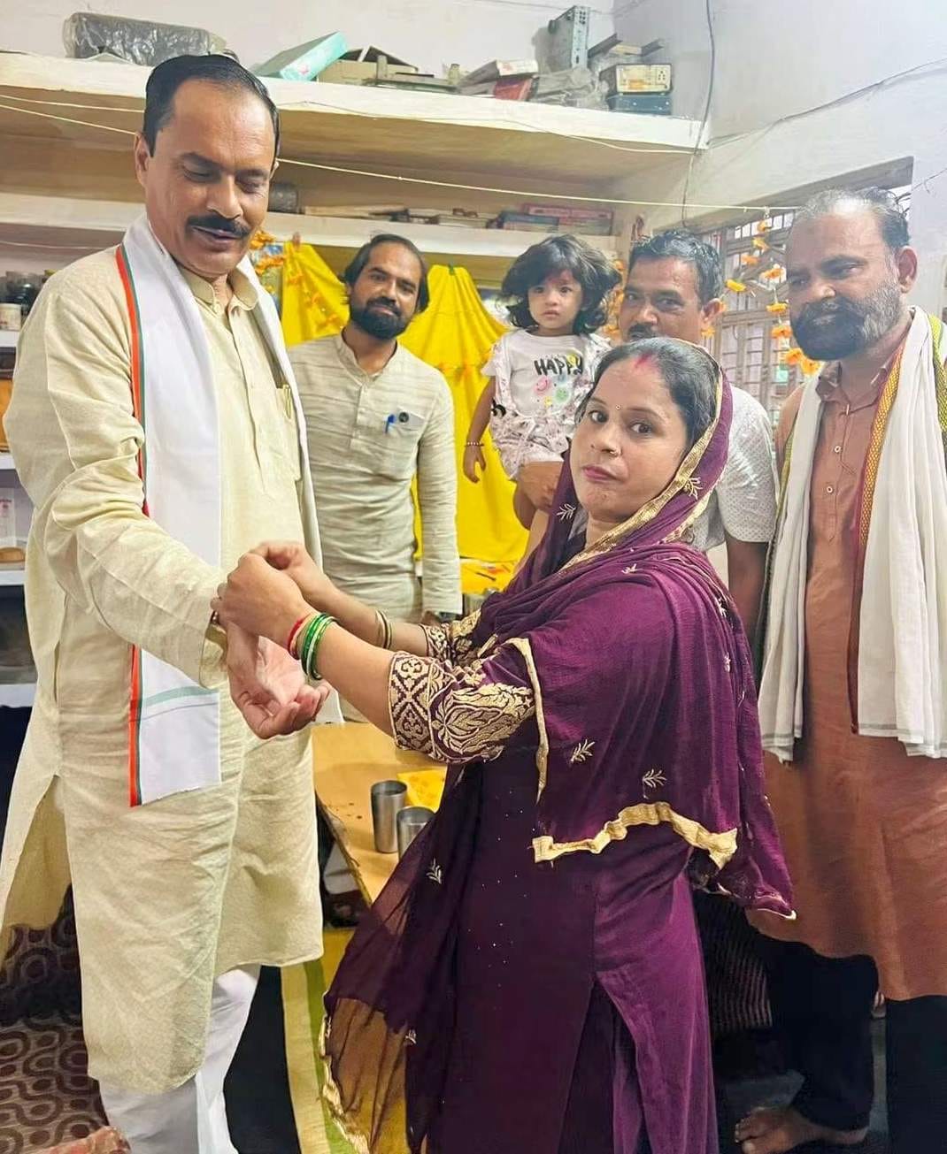 छोटा चौक में अपने भाई शौर्य खन्ना को राखी बांधती बहन तन्वी खन्ना। संवाद