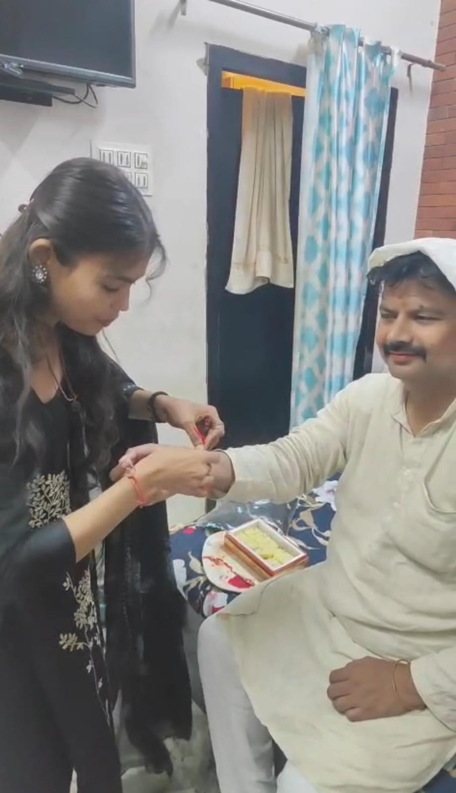 छोटा चौक में अपने भाई शौर्य खन्ना को राखी बांधती बहन तन्वी खन्ना। संवाद