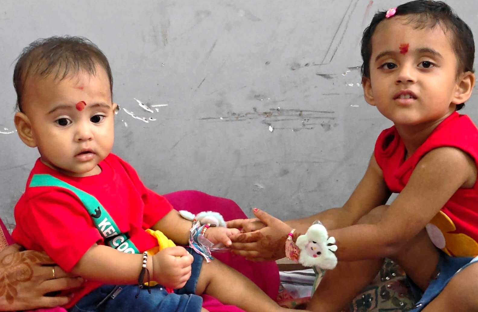 छोटा चौक में अपने भाई शौर्य खन्ना को राखी बांधती बहन तन्वी खन्ना। संवाद