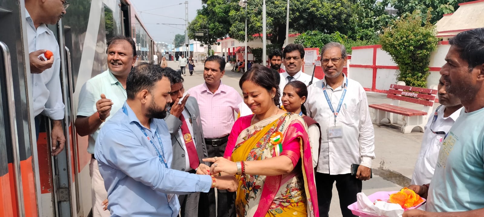 छोटा चौक में अपने भाई शौर्य खन्ना को राखी बांधती बहन तन्वी खन्ना। संवाद