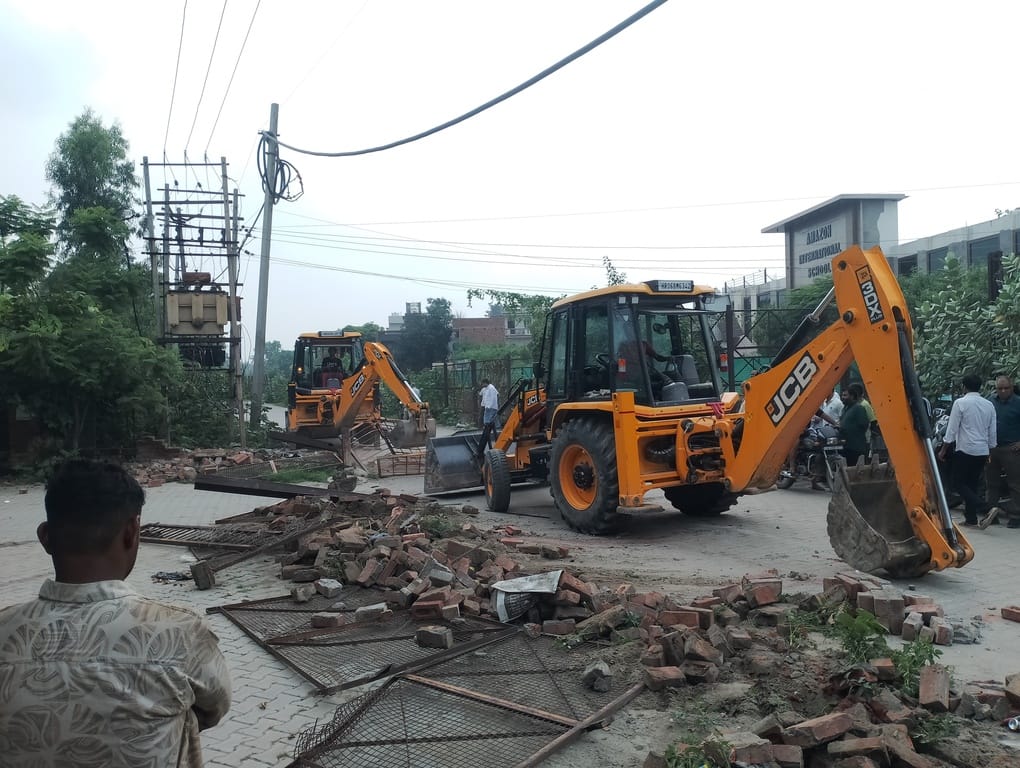 ड्रेन किनारे स्कूल में कब्जा हटाने पहुंची टीम, स्कूल में रोती दिखी शिक्षिका। संवाद ड्रेन किनारे स्कूल में कब्जा हटाने पहुंची टीम, स्कूल में रोती दिखी शिक्षिका। संवाद