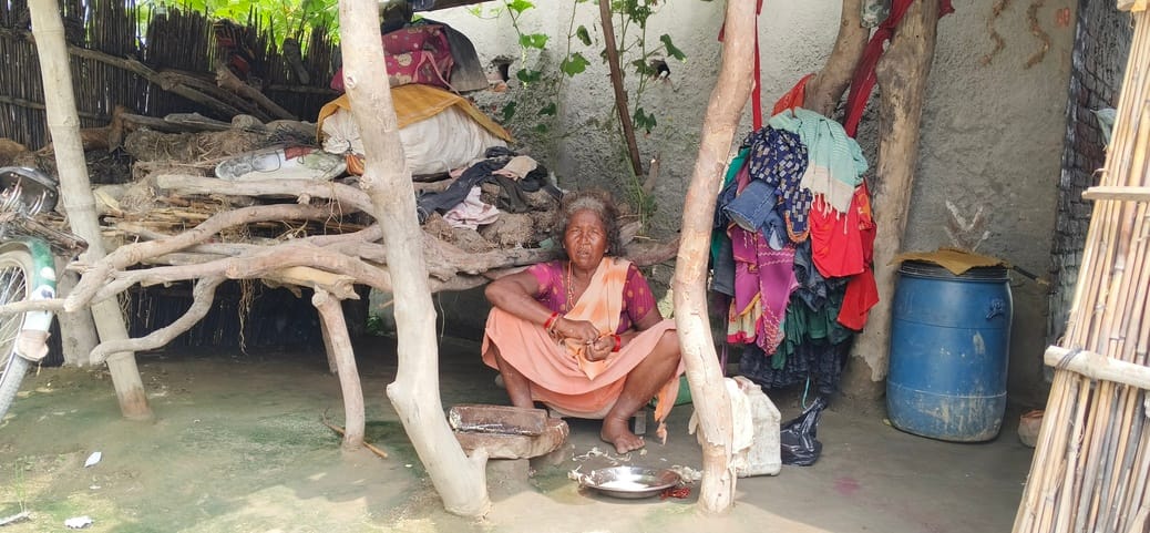 एपी बांध पर बुधवार को रात निगरानी में जुटा प्रशासन।संवाद एपी बांध पर बुधवार को रात निगरानी में जुटा प्रशासन।संवाद