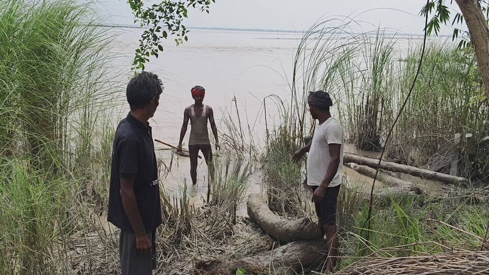 एपी बांध पर बुधवार को रात निगरानी में जुटा प्रशासन।संवाद एपी बांध पर बुधवार को रात निगरानी में जुटा प्रशासन।संवाद