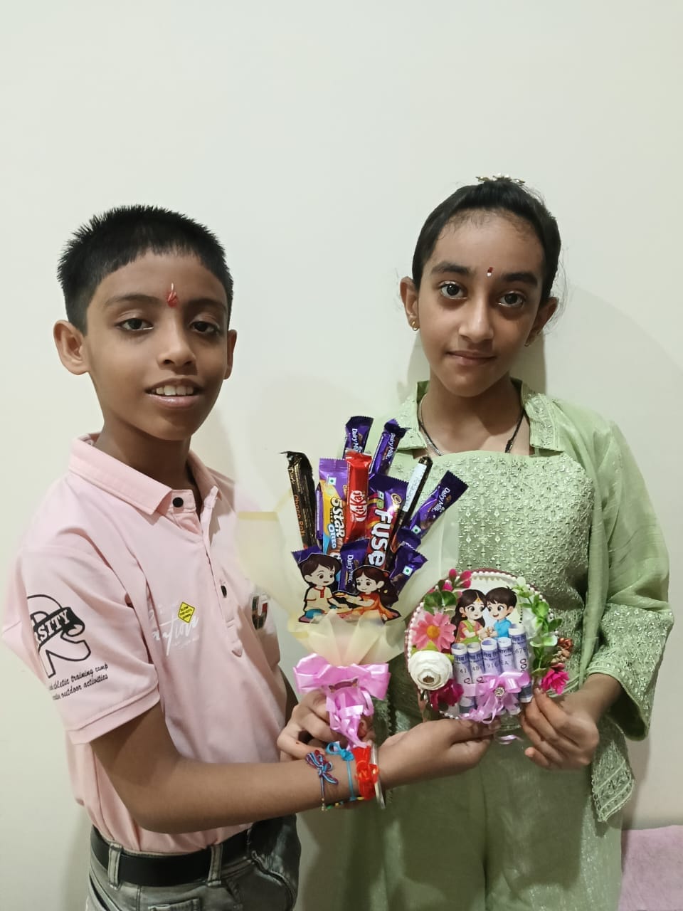 फोटो 1- कासगंज में अक्षिता अपने भाई देवगोविंद सिंह के राखी बांधती हुई। स्रोत स्व्यं फोटो 1- कासगंज में अक्षिता अपने भाई देवगोविंद सिंह के राखी बांधती हुई। स्रोत स्व्यं